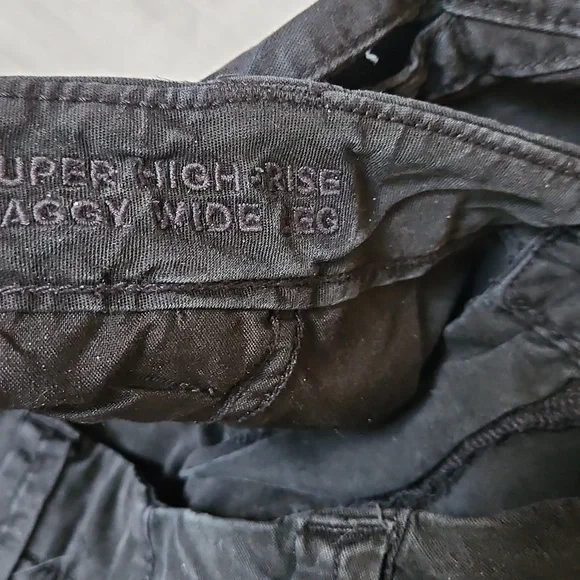 American Eagle Black Super High Rise Baggy Wide Leg Cargo Pant - Picture 3 of 5